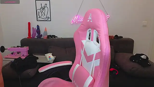 Snapshot of Milas_Dreams chatting on 10.23.25 Milas Dreams online show from 10.23.25