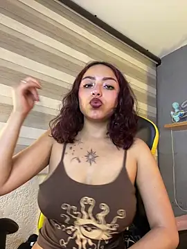 Snapshot of Liittleluaa_ chatting on 02.19.25 Liittleluaa  online show from 02.19.25
