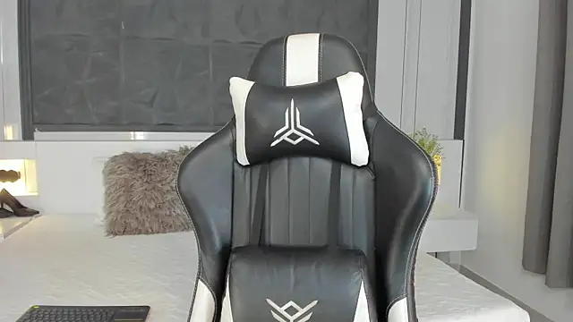 SaraGomez1 online show from 12.04.25