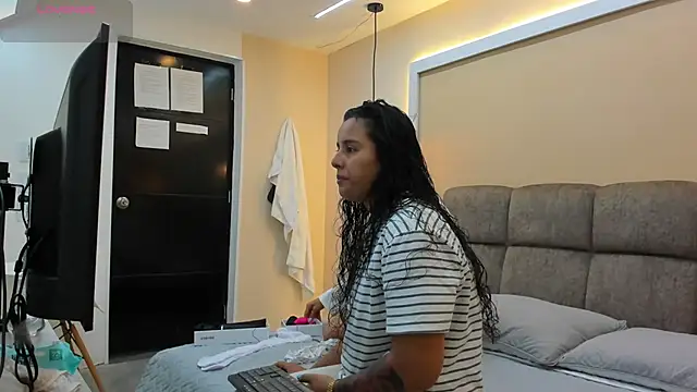 Snapshot of Dilan_y_Mia chatting on 12.14.24 Dilan y Mia online show from 12.14.24