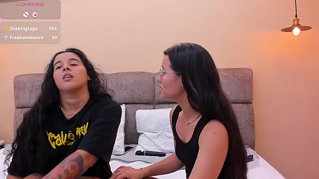 Snapshot of Dilan_y_Mia chatting on 12.17.24 Dilan y Mia online show from 12.17.24