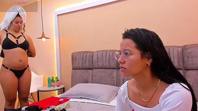 Snapshot of Dilan_y_Mia chatting on 12.30.24 Dilan y Mia online show from 12.30.24