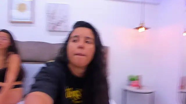 Snapshot of Dilan_y_Mia chatting on 02.08.25 Dilan y Mia online show from 02.08.25