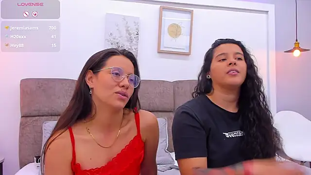 Snapshot of Dilan_y_Mia chatting on 02.11.25 Dilan y Mia online show from 02.11.25