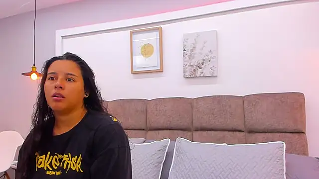 Snapshot of Dilan_y_Mia chatting on 03.13.25 Dilan y Mia online show from 03.13.25