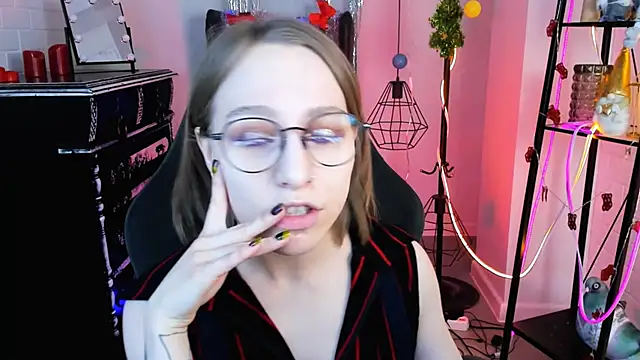 Snapshot of AphexQueen chatting on 12.19.24 AphexQueen online show from 12.19.24