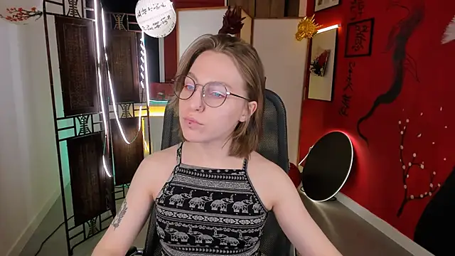 Snapshot of AphexQueen chatting on 02.18.25 AphexQueen online show from 02.18.25