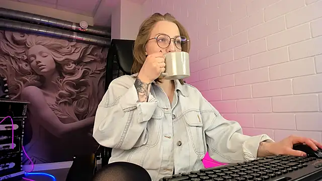 Snapshot of AphexQueen chatting on 09.19.25 AphexQueen online show from 09.19.25