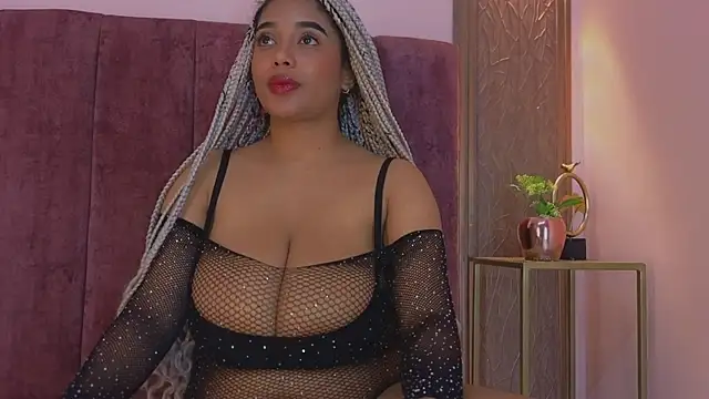 Snapshot of Emy_leon chatting on 11.08.25 Emy leon online show from 11.08.25