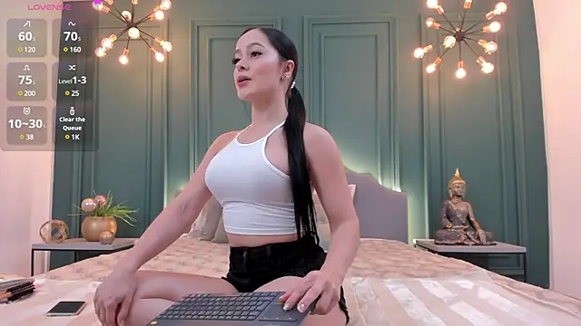 Snapshot of rubyhill_2711 chatting on 12.11.24 rubyhill 2711 online show from 12.11.24