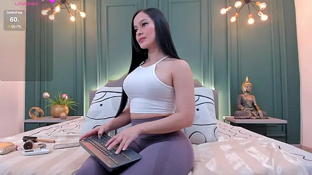 Snapshot of rubyhill_2711 chatting on 01.14.25 rubyhill 2711 online show from 01.14.25