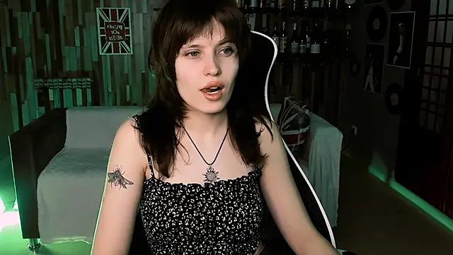 Snapshot of LolaAsmus chatting on 04.21.26 LolaAsmus online show from 04.21.26