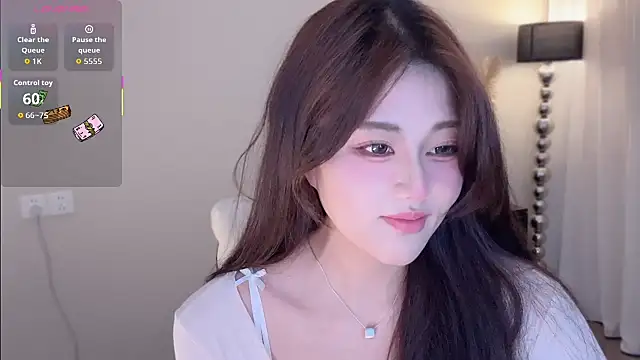 Snapshot of Strawberrybabyy1 chatting on 10.14.25 Strawberrybabyy1 online show from 10.14.25