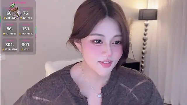 Snapshot of Strawberrybabyy1 chatting on 10.17.25 Strawberrybabyy1 online show from 10.17.25
