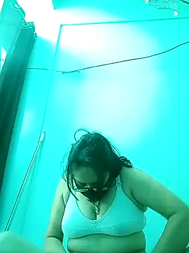 Snapshot of heenage chatting on 12.29.24 heenage online show from 12.29.24