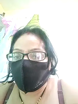 Snapshot of heenage chatting on 02.04.25 heenage online show from 02.04.25