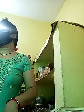 Snapshot of heenage chatting on 02.05.25 heenage online show from 02.05.25