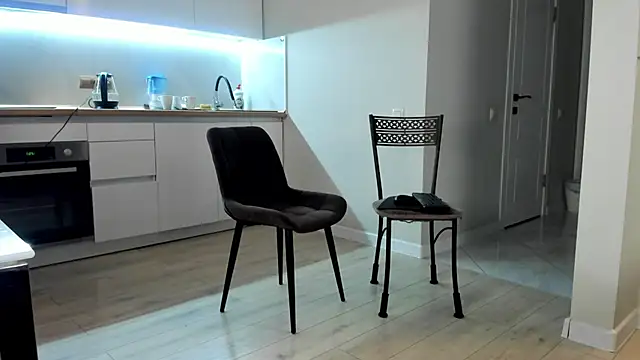 Emma Flin online show from 12.04.25