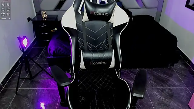 Snapshot of Nahomi-Hill chatting on 02.04.25 Nahomi-Hill online show from 02.04.25