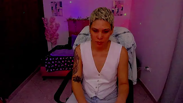 Snapshot of Charlee_pink chatting on 10.07.25 Charlee pink online show from 10.07.25
