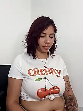 Snapshot of LucyMartelli chatting on 02.06.25 LucyMartelli online show from 02.06.25