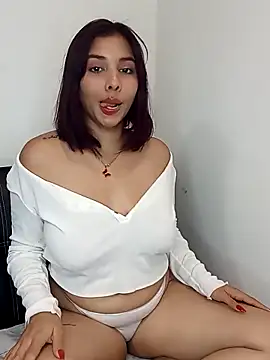 Snapshot of LucyMartelli chatting on 03.10.25 LucyMartelli online show from 03.10.25