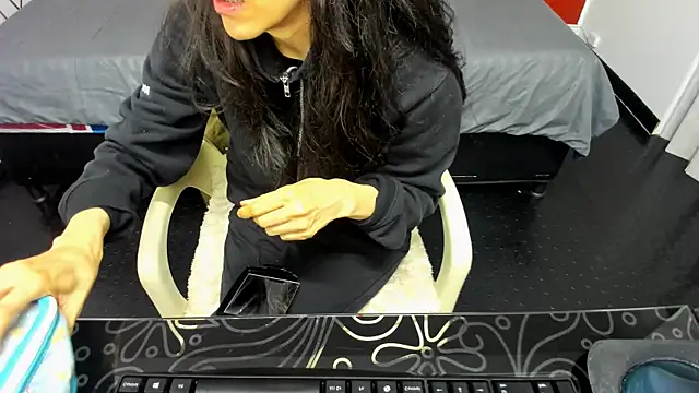 Snapshot of Abrillee1 chatting on 02.10.25 Abrillee1 online show from 02.10.25