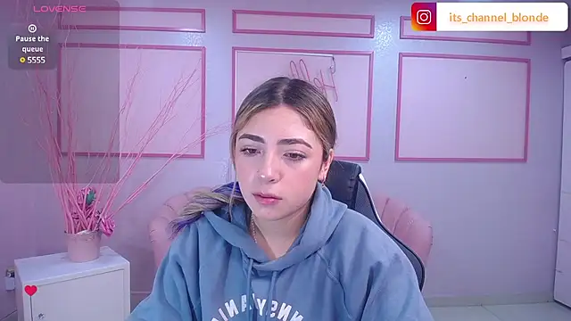 Snapshot of channel_blonde_a chatting on 12.20.24 channel blonde a online show from 12.20.24