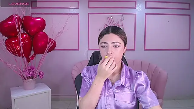 Snapshot of channel_blonde_a chatting on 02.21.25 channel blonde a online show from 02.21.25