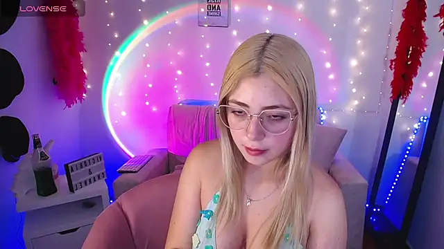 Snapshot of channel_blonde_a chatting on 03.21.25 channel blonde a online show from 03.21.25