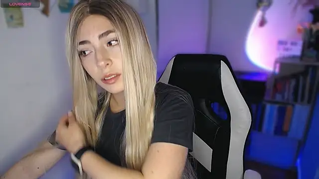 Snapshot of channel_blonde_a chatting on 10.15.25 channel blonde a online show from 10.15.25