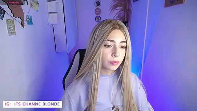 Snapshot of channel_blonde_a chatting on 10.21.25 channel blonde a online show from 10.21.25