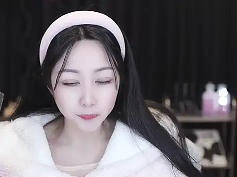 Snapshot of Nuyoah-77 chatting on 02.25.26 Nuyoah-77 online show from 02.25.26