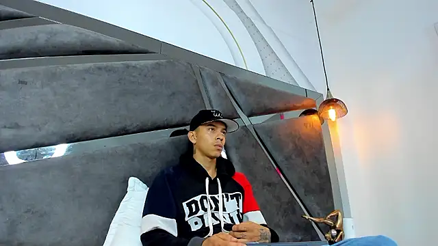 Noah Tokisha online show from 12.03.24