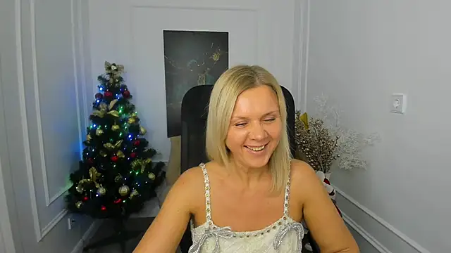 AgathaKlouin online show from 12.04.25