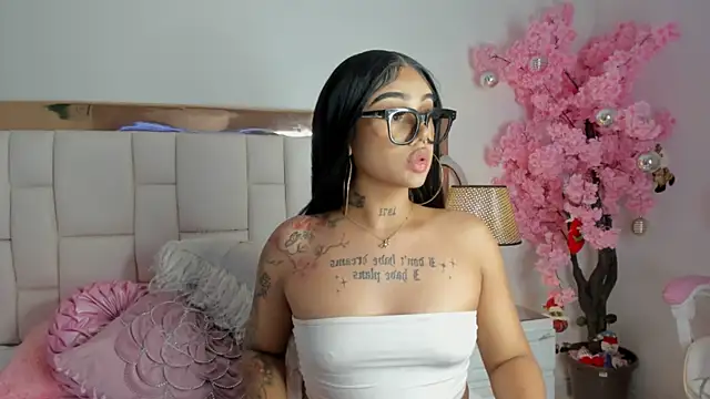 Snapshot of Mia_Jansen chatting on 12.24.24 Mia Jansen online show from 12.24.24