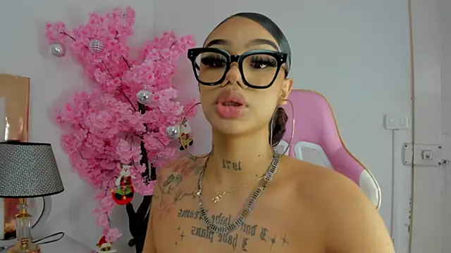 Snapshot of Mia_Jansen chatting on 12.27.24 Mia Jansen online show from 12.27.24