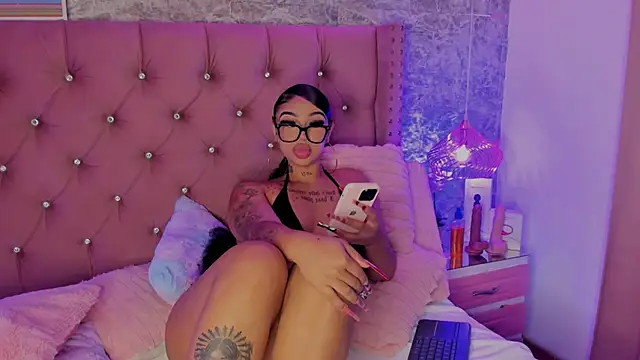 Snapshot of Mia_Jansen chatting on 10.11.25 Mia Jansen online show from 10.11.25