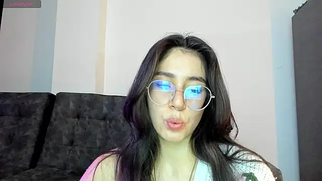 Snapshot of emmadiaz1 chatting on 12.03.24 emmadiaz1 online show from 12.03.24