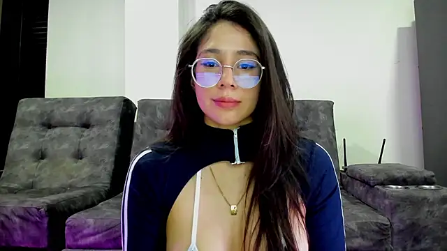 Snapshot of emmadiaz1 chatting on 09.28.25 emmadiaz1 online show from 09.28.25