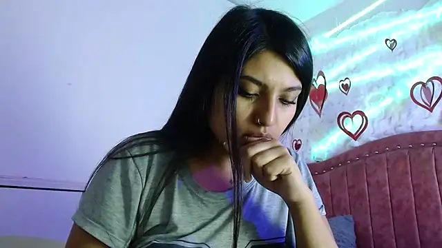 Snapshot of SarahStones chatting on 02.21.25 SarahStones online show from 02.21.25