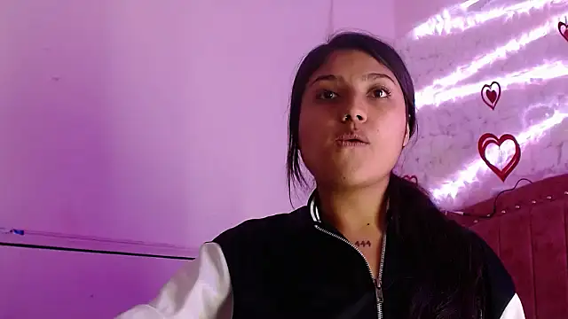 Snapshot of SarahStones chatting on 03.09.25 SarahStones online show from 03.09.25