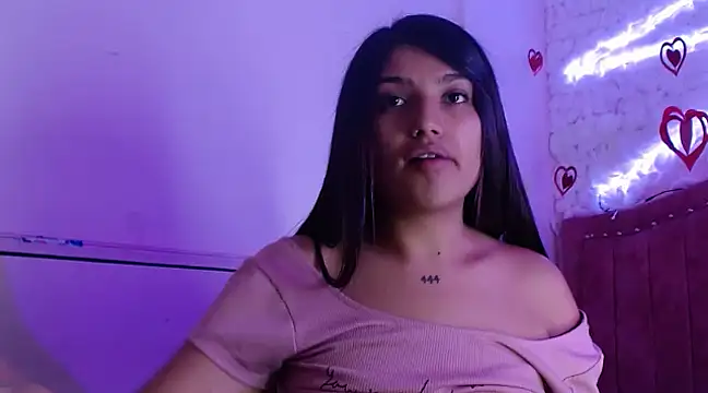 Snapshot of SarahStones chatting on 03.10.25 SarahStones online show from 03.10.25