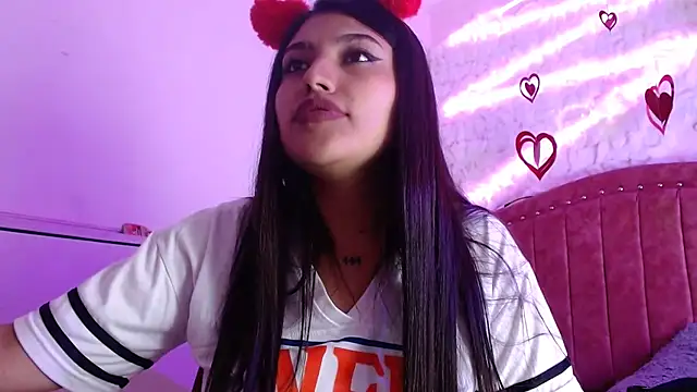 Snapshot of SarahStones chatting on 03.11.25 SarahStones online show from 03.11.25