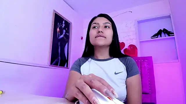 Snapshot of SarahStones chatting on 09.19.25 SarahStones online show from 09.19.25