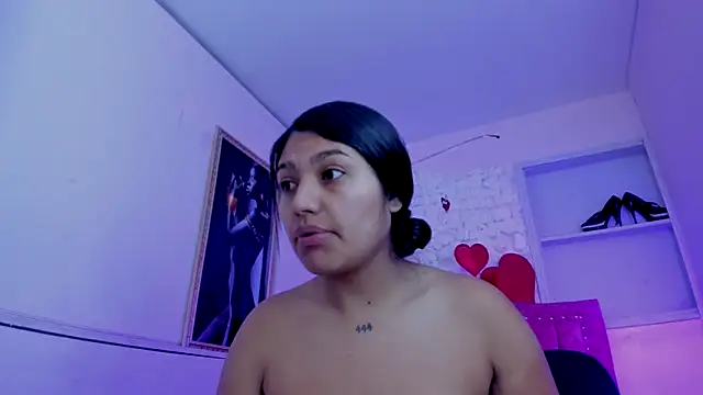 Snapshot of SarahStones chatting on 10.08.25 SarahStones online show from 10.08.25