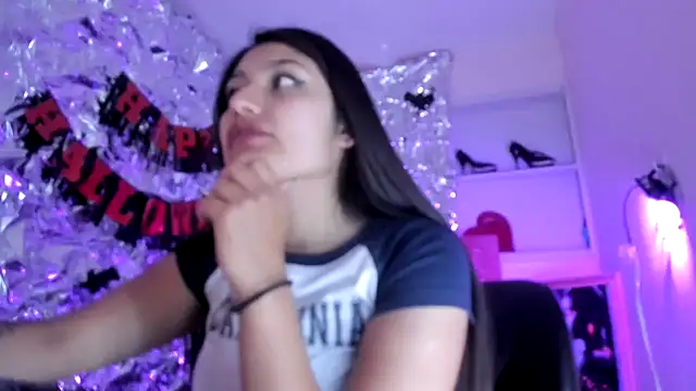 Snapshot of SarahStones chatting on 10.25.25 SarahStones online show from 10.25.25