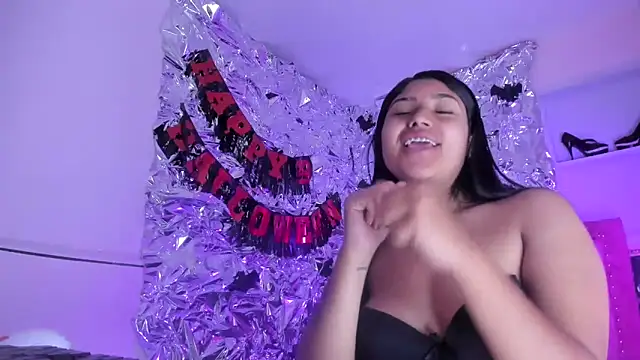 Snapshot of SarahStones chatting on 11.12.25 SarahStones online show from 11.12.25