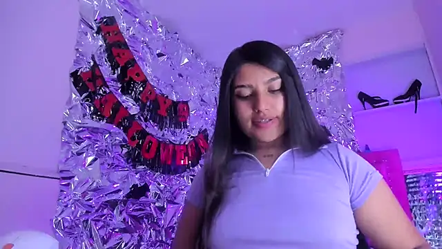 Snapshot of SarahStones chatting on 11.14.25 SarahStones online show from 11.14.25