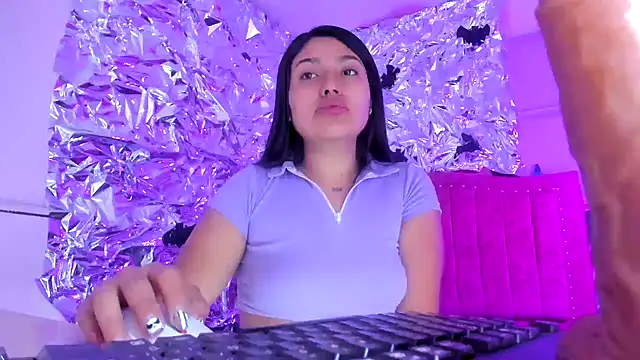 Snapshot of SarahStones chatting on 11.24.25 SarahStones online show from 11.24.25